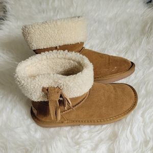 Minnetonka cuff tassel suede booties size 6